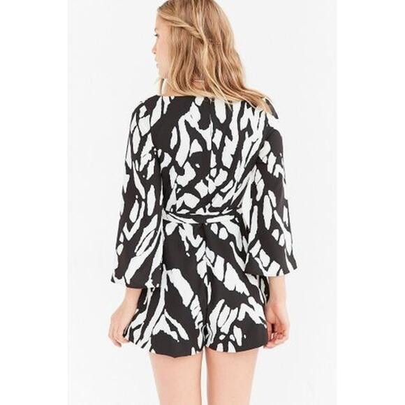 NEW Urban Outfitters x Isla Tie Waist Romper B&W $168 Size Small Abstract - Picture 4 of 4